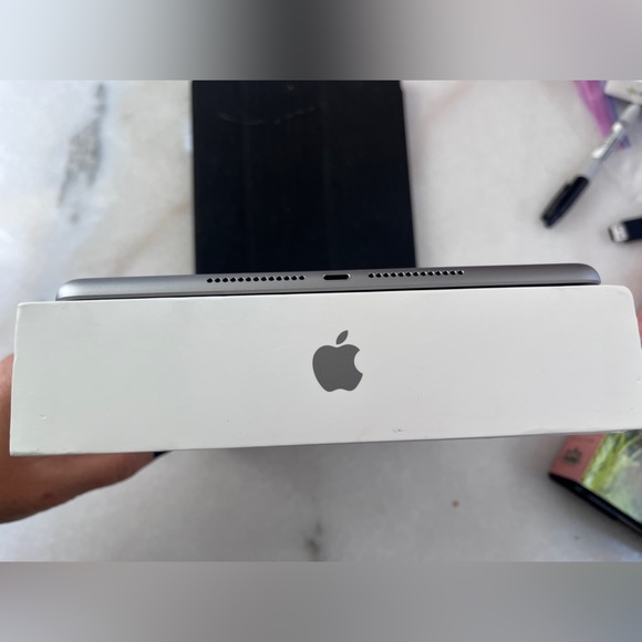 New In Box Apple For iPad Wi-Fi 32GB (5th Generation) Free Delivery - Picture 8 of 13
